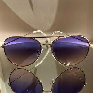 Stylish Gold Frame Aviator Sunglasses with Purple Lenses